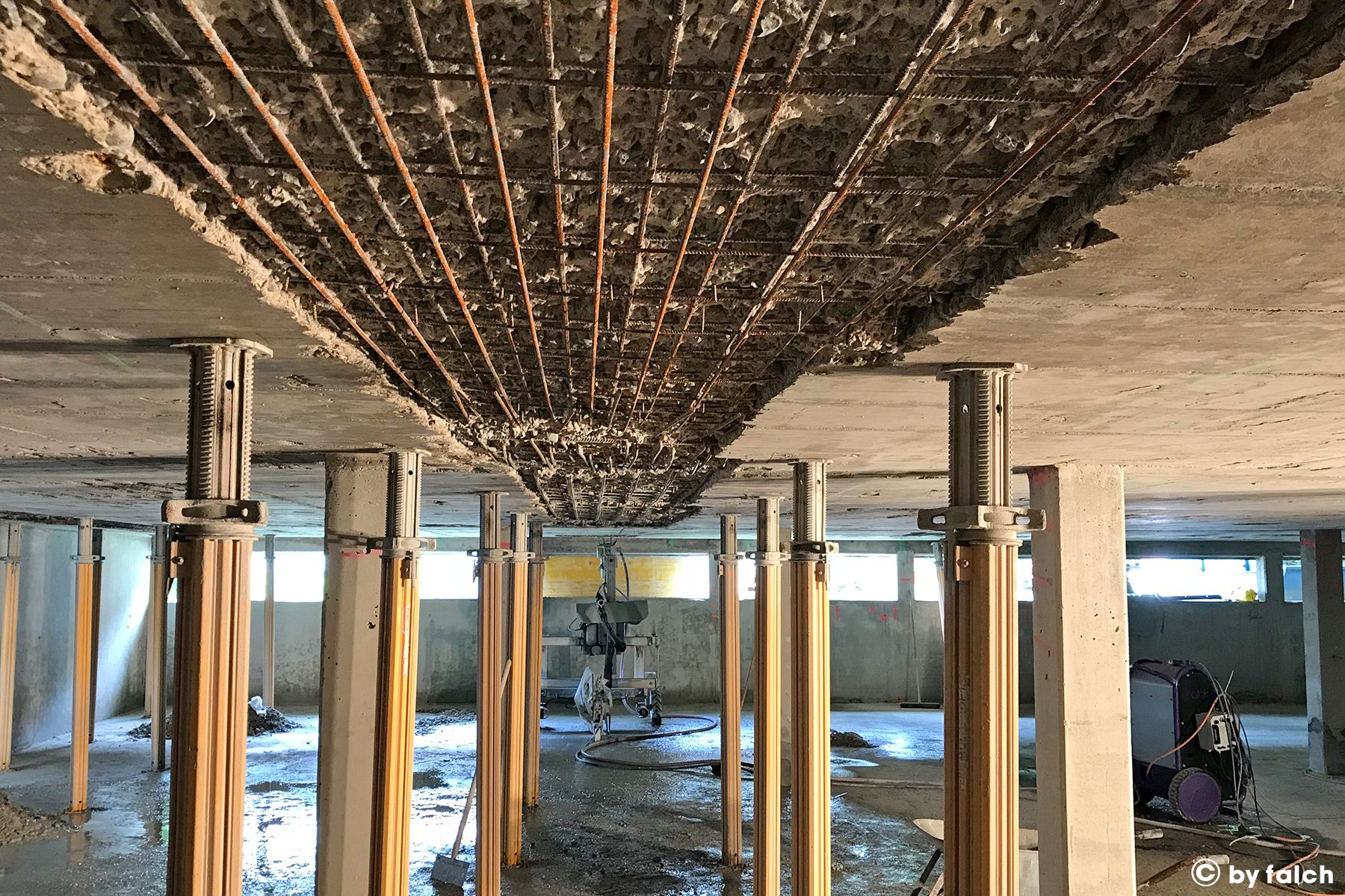 Hydrodémolition robotisée Hydrodemolition Beton Plafond Parkeing